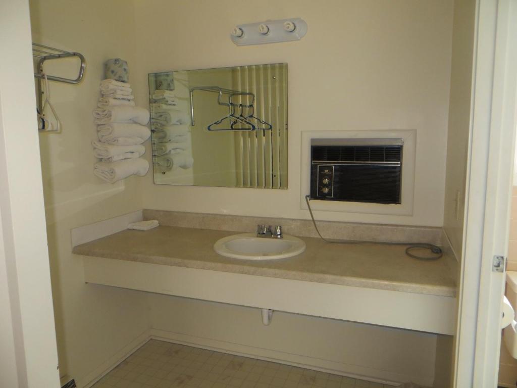 North Winds Motel Макино Сити Екстериор снимка